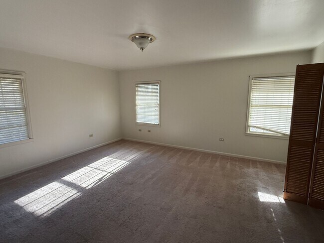 Building Photo - Pinson - Open Floor Plan with Large Living & Family Rooms 2 Bedrooms 2 Bath over 2500 sqft