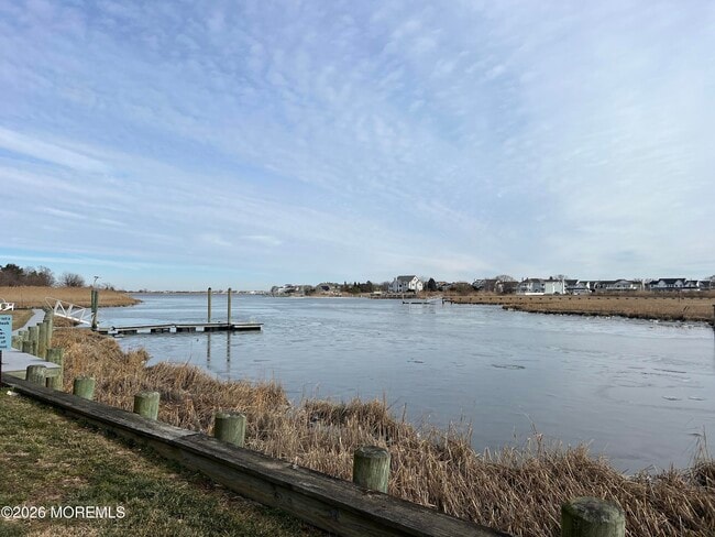 Building Photo - 25 Meadow Ave