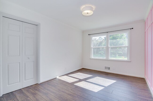 Building Photo - Southern Charm Brick Ranch Home