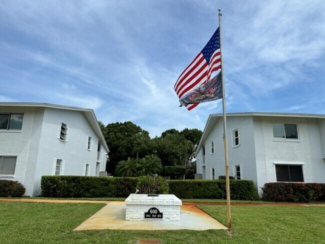 Building Photo - Charming 2 bed/ 2 bath in Royal Palm Villas