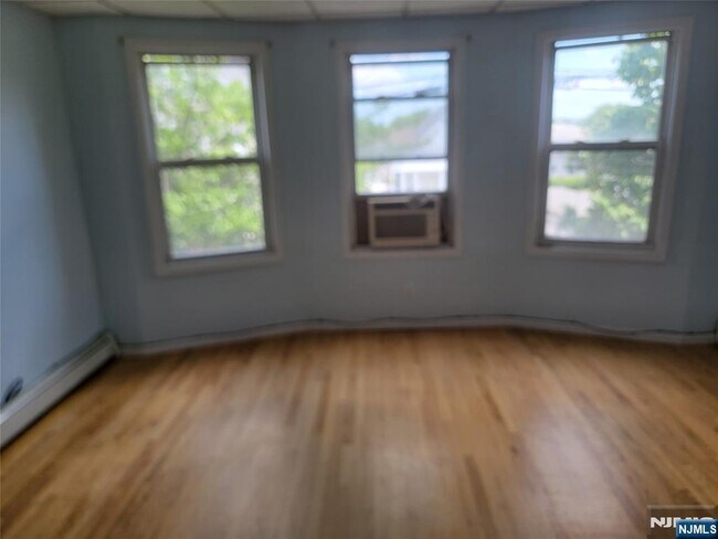 Building Photo - 165 Corabelle Ave