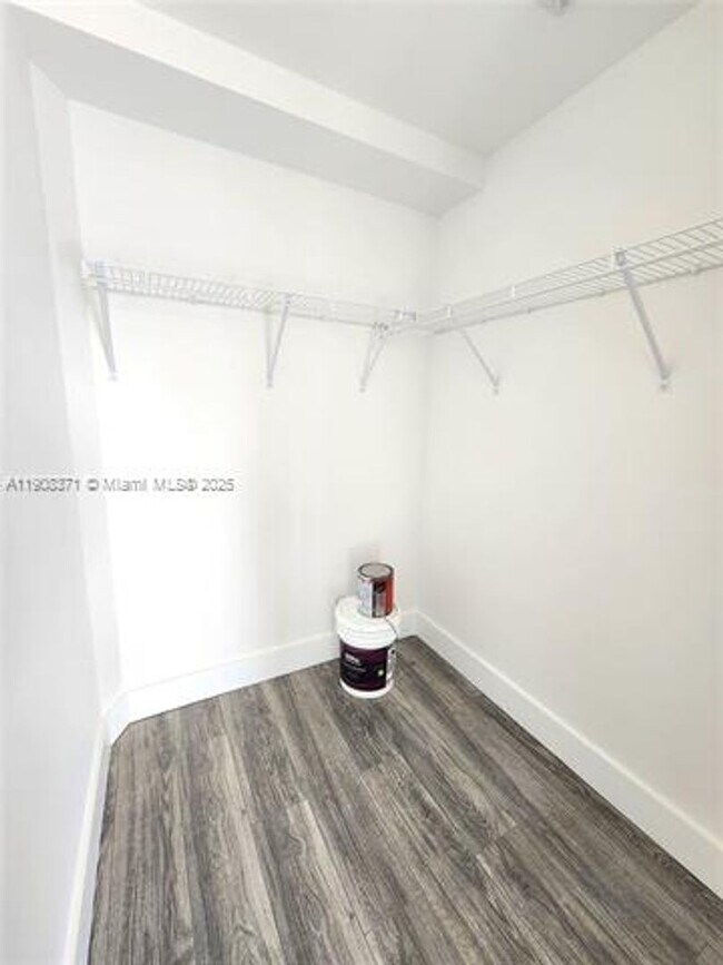 Building Photo - 121 NE 34th St