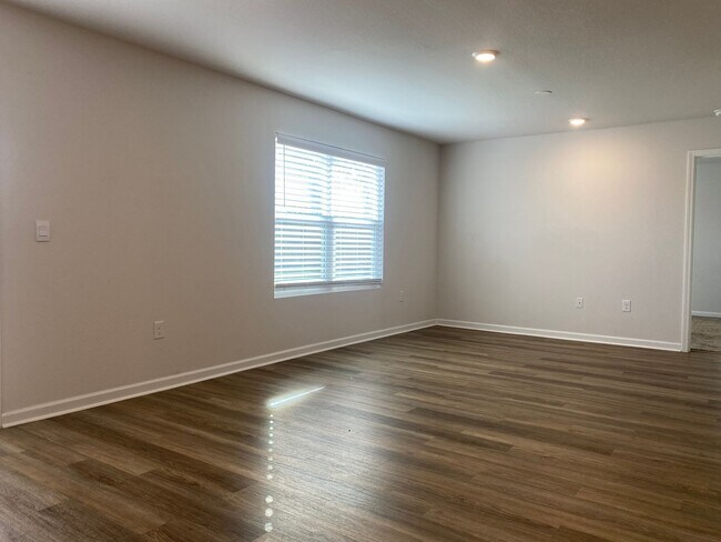 Building Photo - Efficient 4BR Living with Fenced Yard & Convenient Access