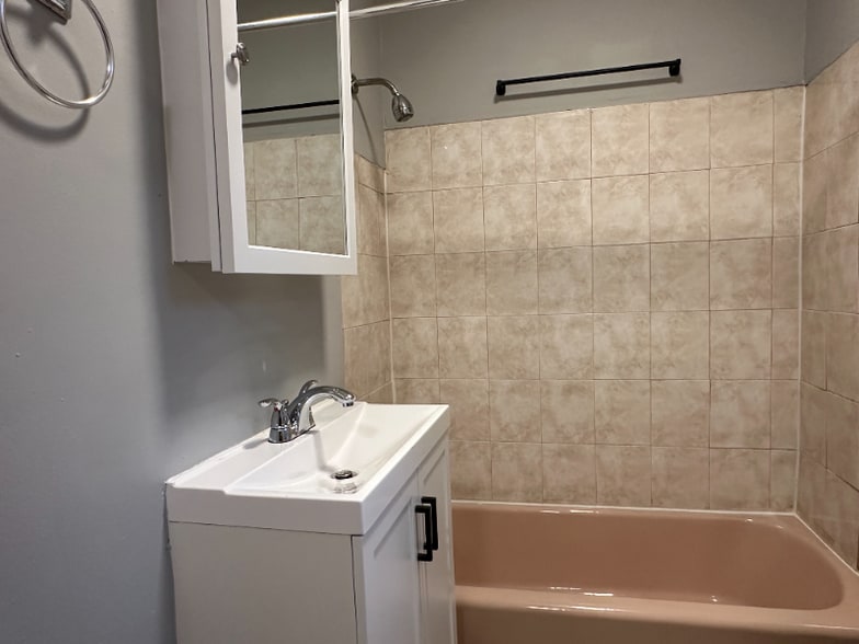 Building Photo - 5601-5607 W Wabansia Ave