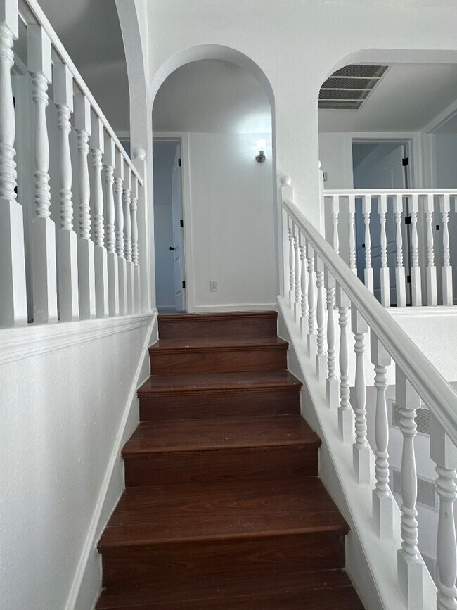 Building Photo - 7461 Plaza Redonda Dr