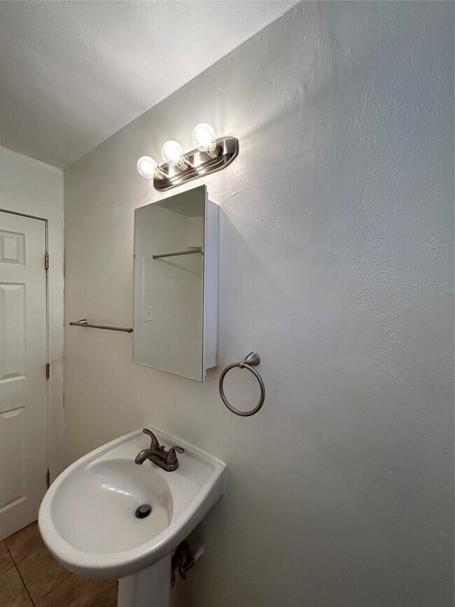 Building Photo - 5415 Scott St