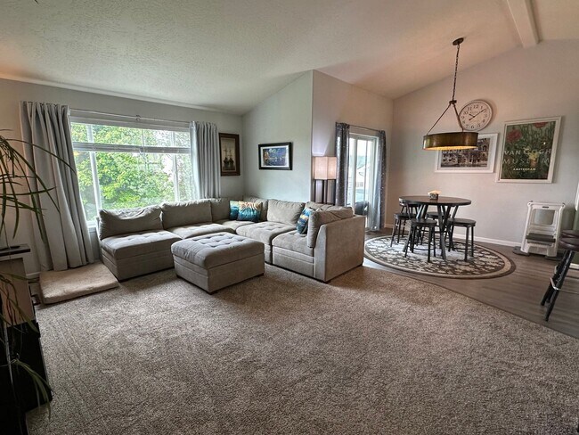 Building Photo - 4BR/3BA Medical Lake House!