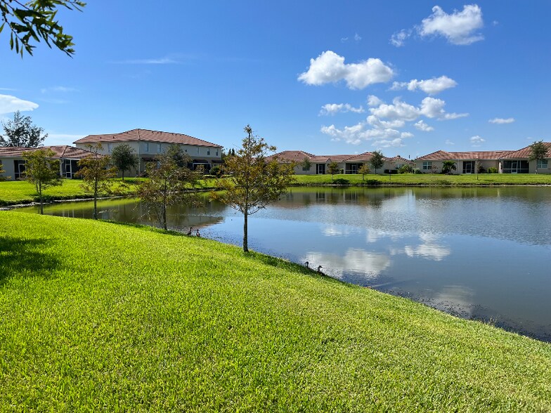 Building Photo - 250 Provence Pl