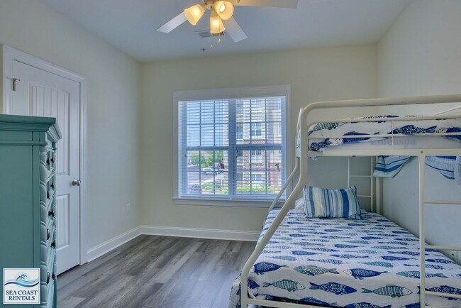 Building Photo - PET FRIENDLY FURNISHED LONG OR SHORT TERM/...