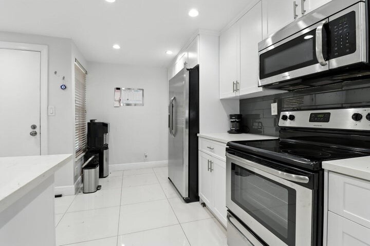 Building Photo - 6 Royal Palm Way