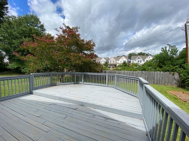 Building Photo - Cozy Ranch style home located in the Sedgefield Community !