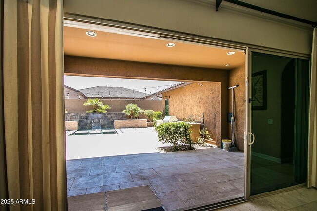 Building Photo - 3009 E Valencia Dr