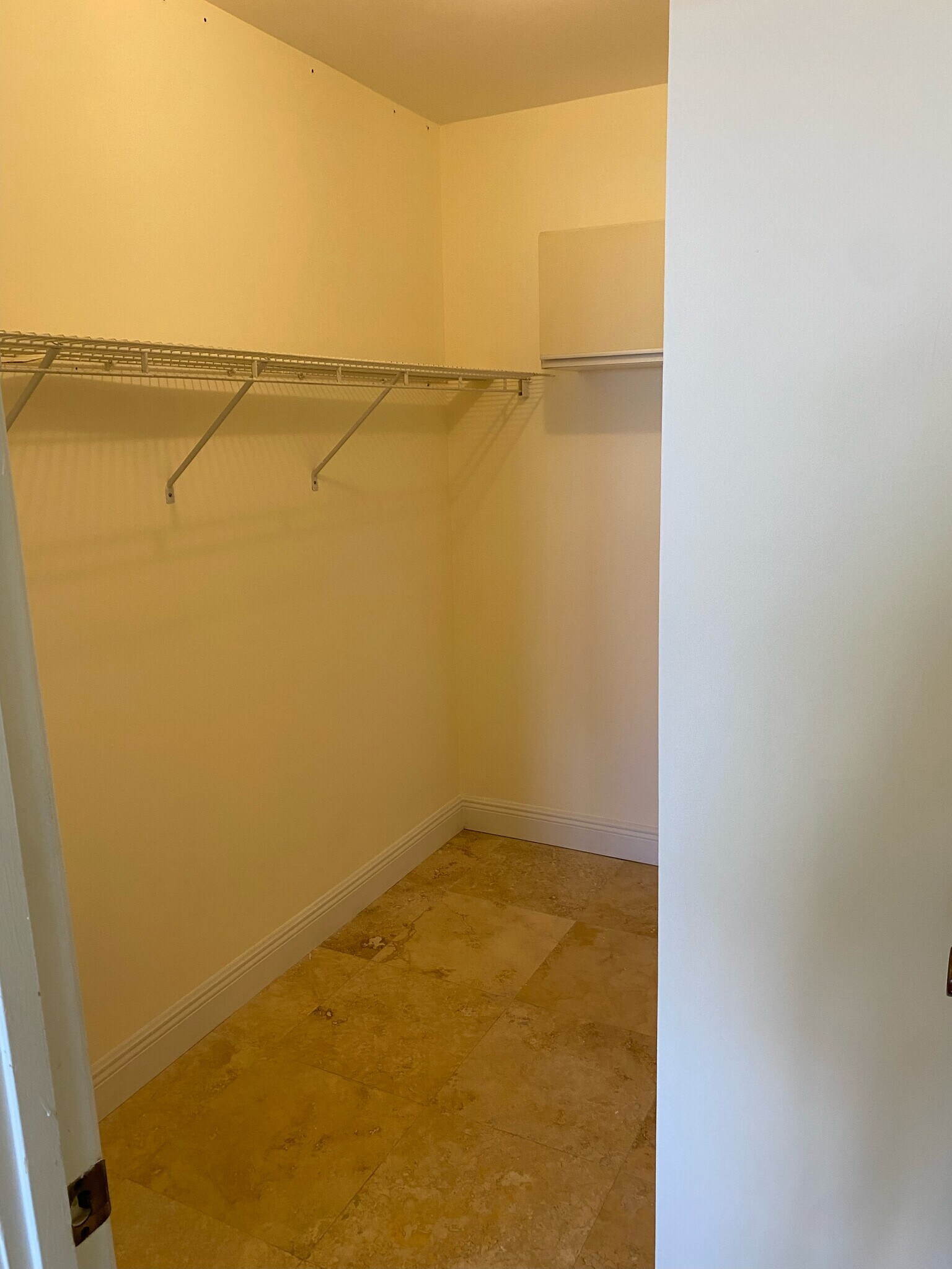 Building Photo - 2500 Parkview Dr