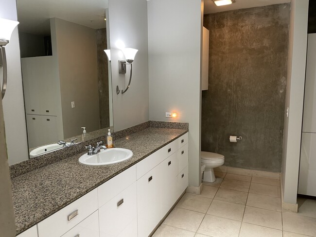 Building Photo - 1401 Calumet St