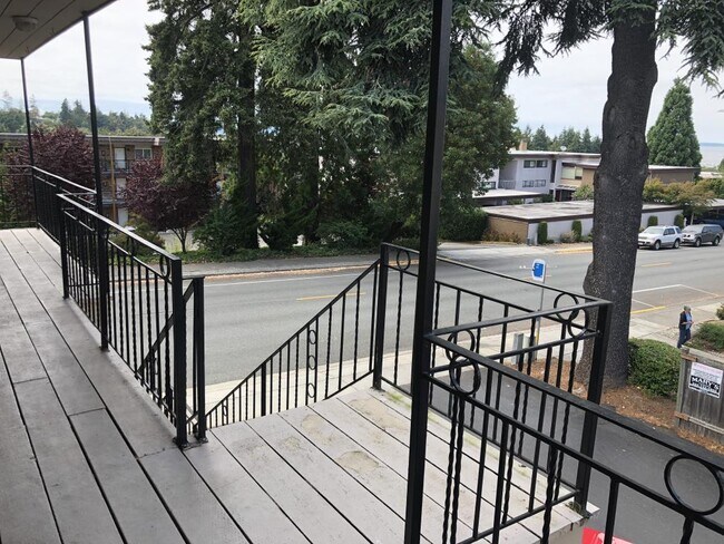 Building Photo - Laurel Apartments - 2 bedrooms