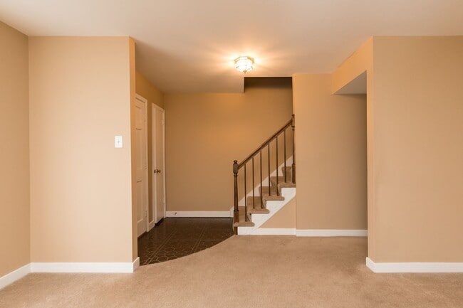 Building Photo - Wonderful Westend Townhome