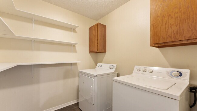 Building Photo - "Cozy 3-Bedroom Fayetteville Home with Mod...