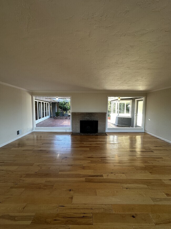 Building Photo - 2036 Braemar Rd