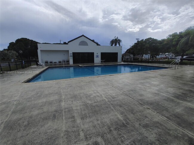 Building Photo - 212 Lake Pointe Dr