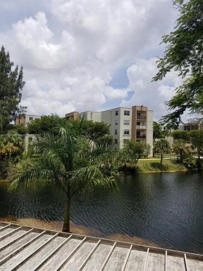 Building Photo - 6225 SW Kendale Lakes Cir