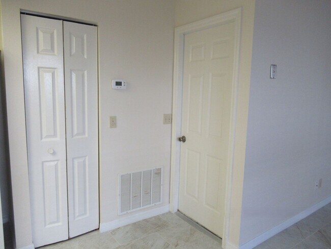 Building Photo - 2br/2ba Duplex with Lakeview