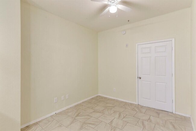Building Photo - 420 N Pleasant Valley Rd