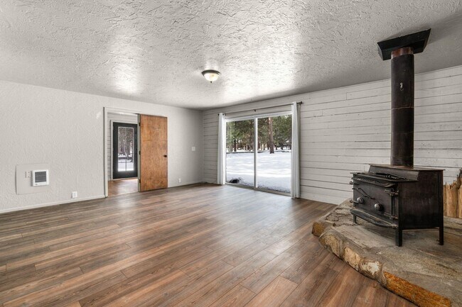 Building Photo - Quiet 3 Bedroom 2 Bathroom House