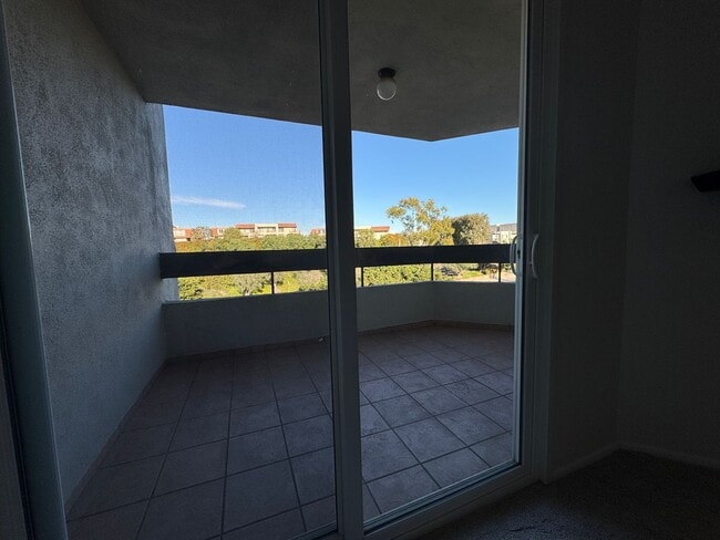 Building Photo - Top Floor Oasis