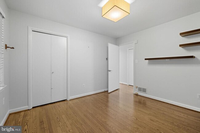 Building Photo - 6251 Lakeview Dr