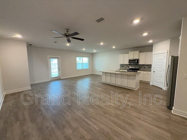 Building Photo - 5869 Danbury Blvd