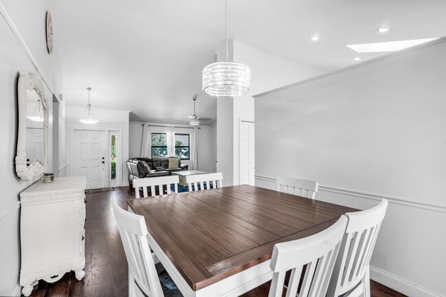 Building Photo - 1532 Primrose Ln