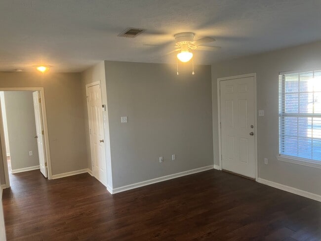 Building Photo - 3 Bed 2 Bath Home