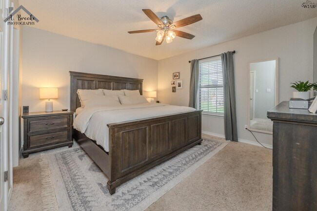 Building Photo - 1505 City View Dr