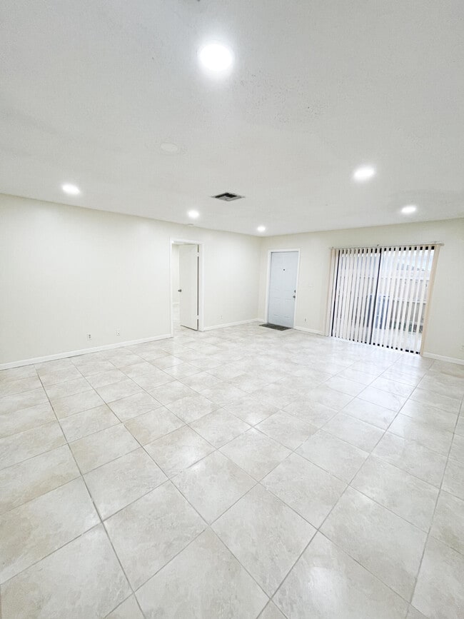 Building Photo - 4583 Barclay Crescent