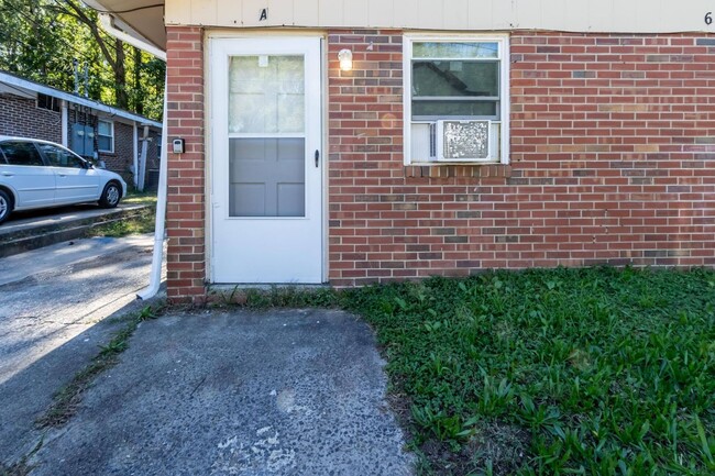 Building Photo - Move in Ready Two Bedroom Home!