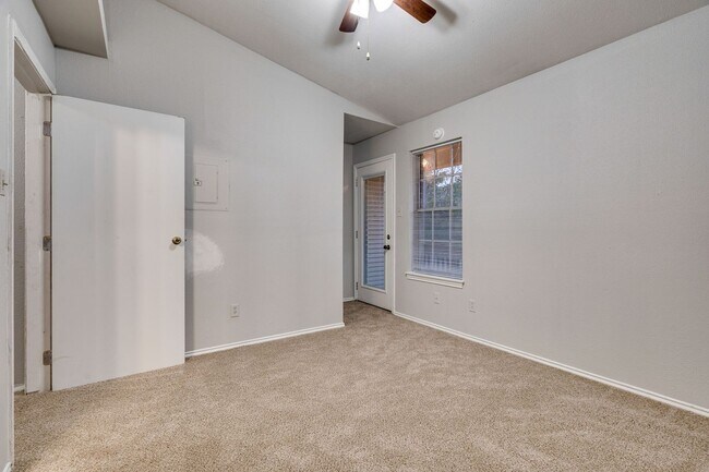 Building Photo - Uptown Townhome - 2BD / 2.5BA - Near Downt...