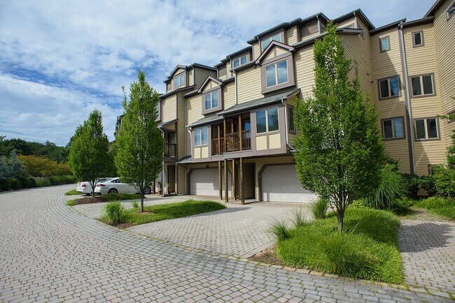 Building Photo - Townhome in the desired Chesapeake Harbour!!!