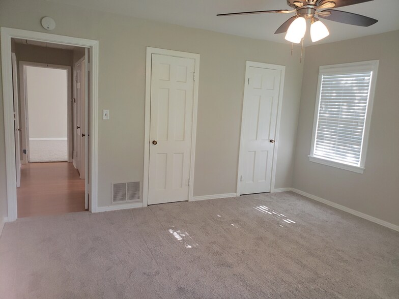 Building Photo - 2410 Clarinda Ave