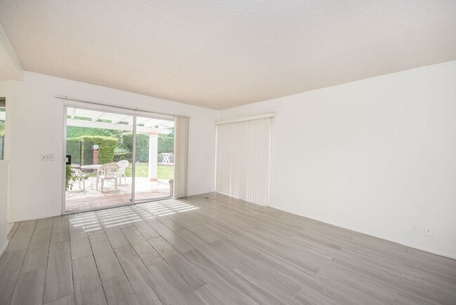 Building Photo - Rose Hills