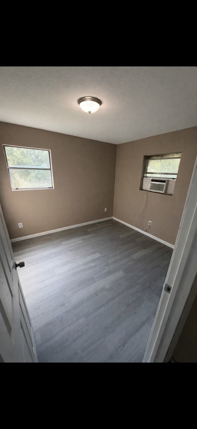 Building Photo - 14 Lakeview Dr