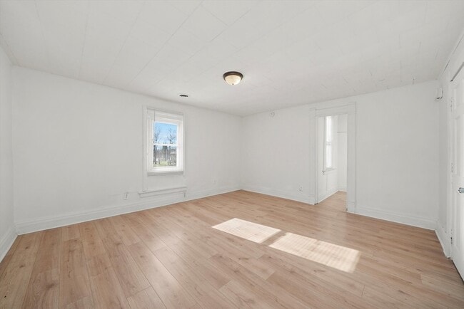 Building Photo - 1097 E Merchant St