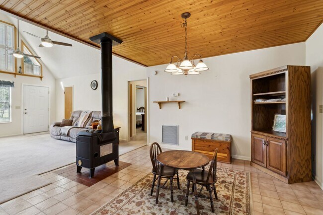 Building Photo - Peaceful Country Living Close to Everything