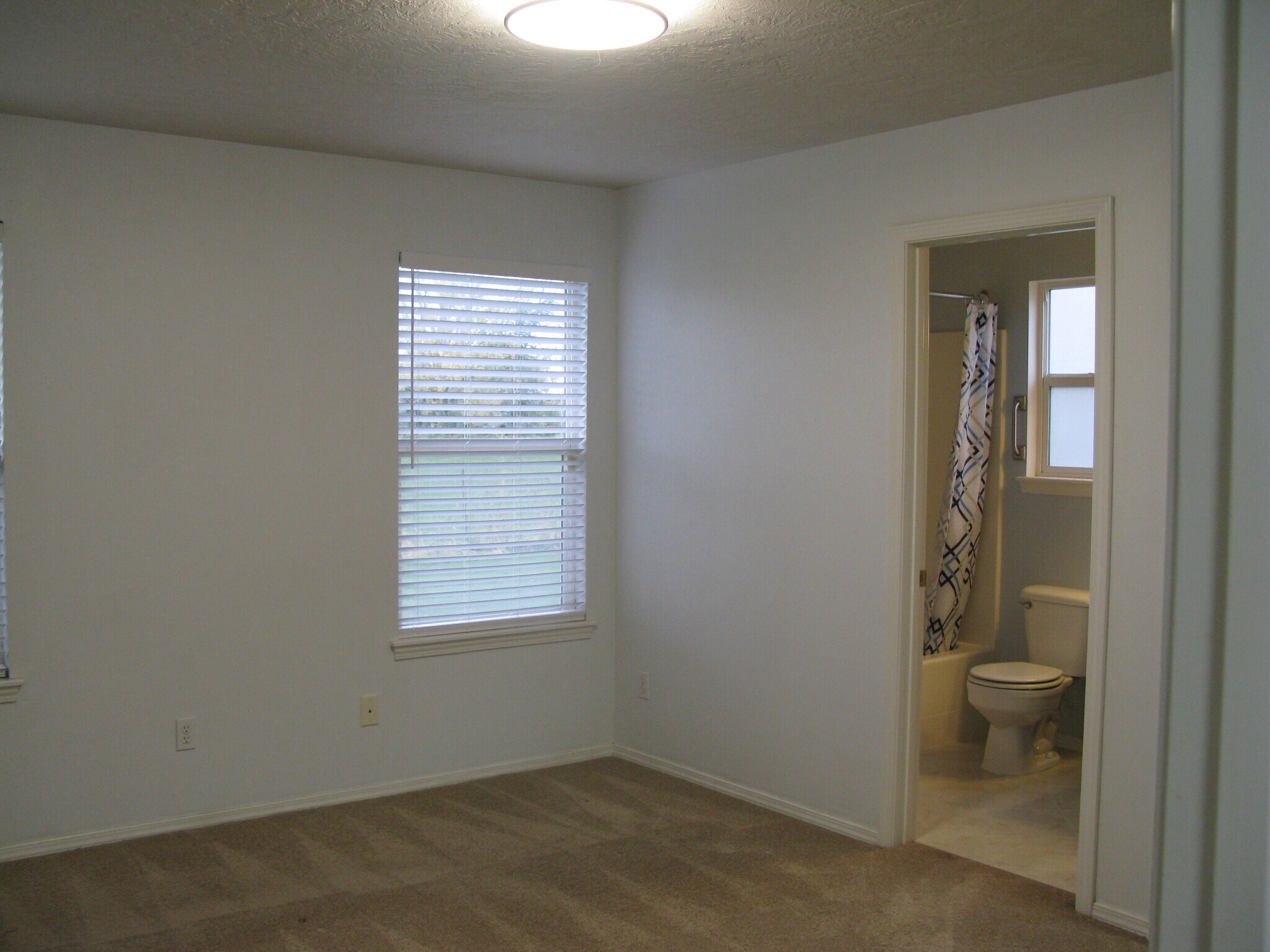 Building Photo - 2020 E Laguna Ave