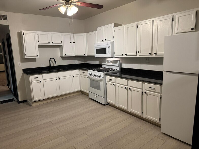 Building Photo - 2132 S Harding Ave