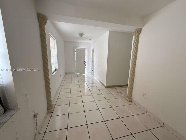 Building Photo - 526 SW 64th Ave
