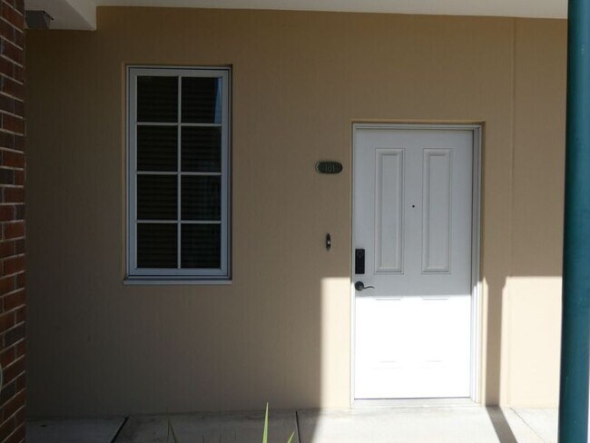 Building Photo - 415 E Romana St