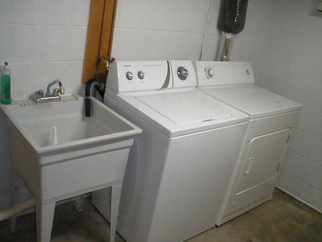 Laundry on-site - 1040 Fuller Ave