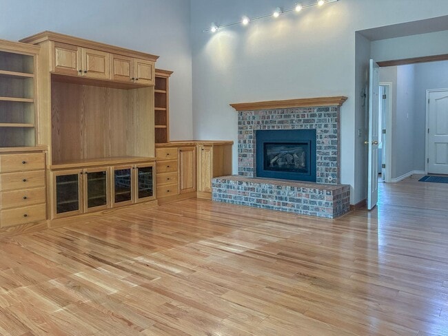 Building Photo - Arranmore 2 Bedroom with Den Available Now !