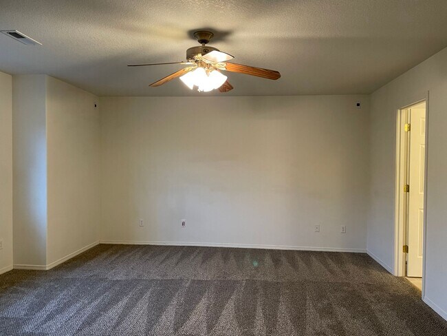 Building Photo - ***HALF MONTH RENT FREE***FANTASTIC 4 Bed 2.5 Bath Home in Salmon Creek! HUGE side yard and back ...