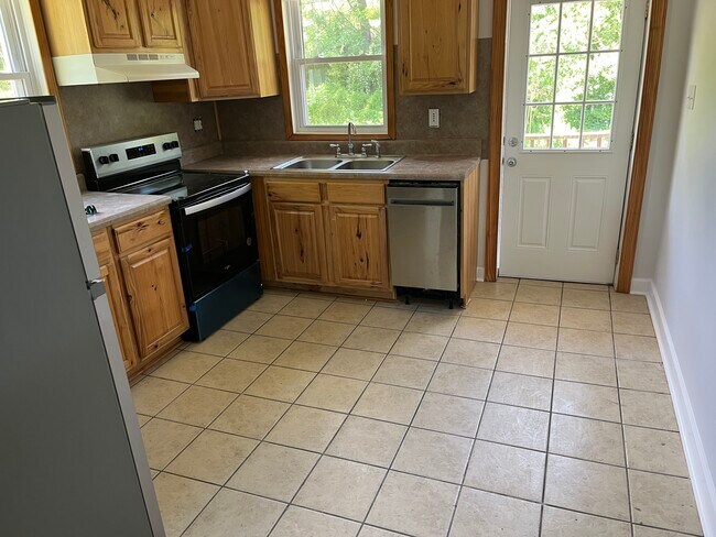 Building Photo - 557 S Church St